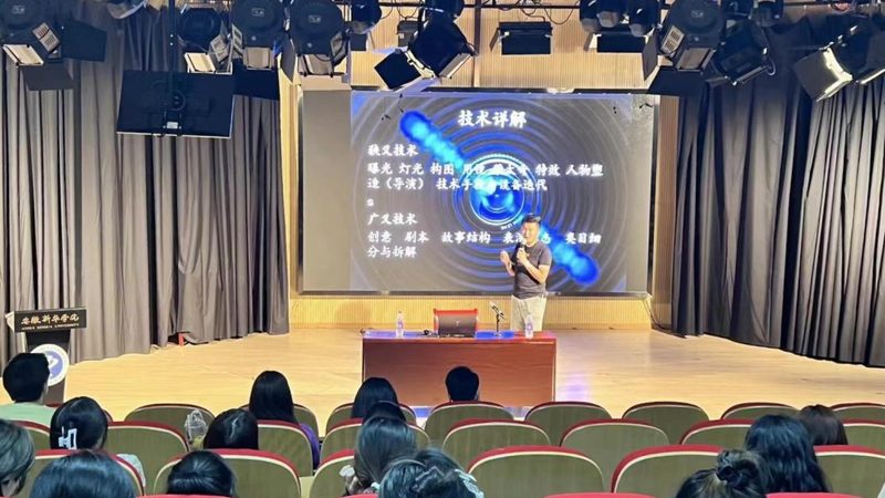 行业背景：传媒行业的崛起与竞争加剧